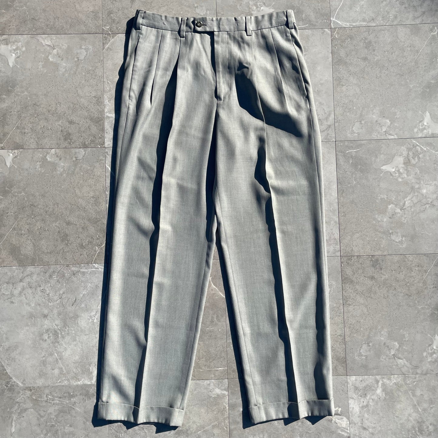 00s Perry Ellis Portfolio Two-Tuck Pleated Light Gray Slacks 34x31 KiiChain Clothing
