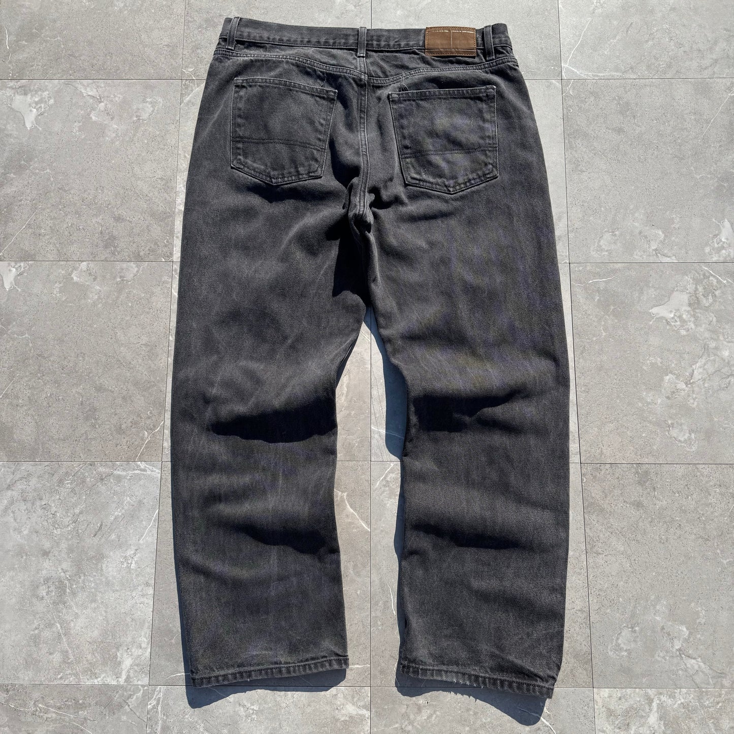 00s Tommy Hilfiger Black Straight Denim 36x30 KiiChain Clothing
