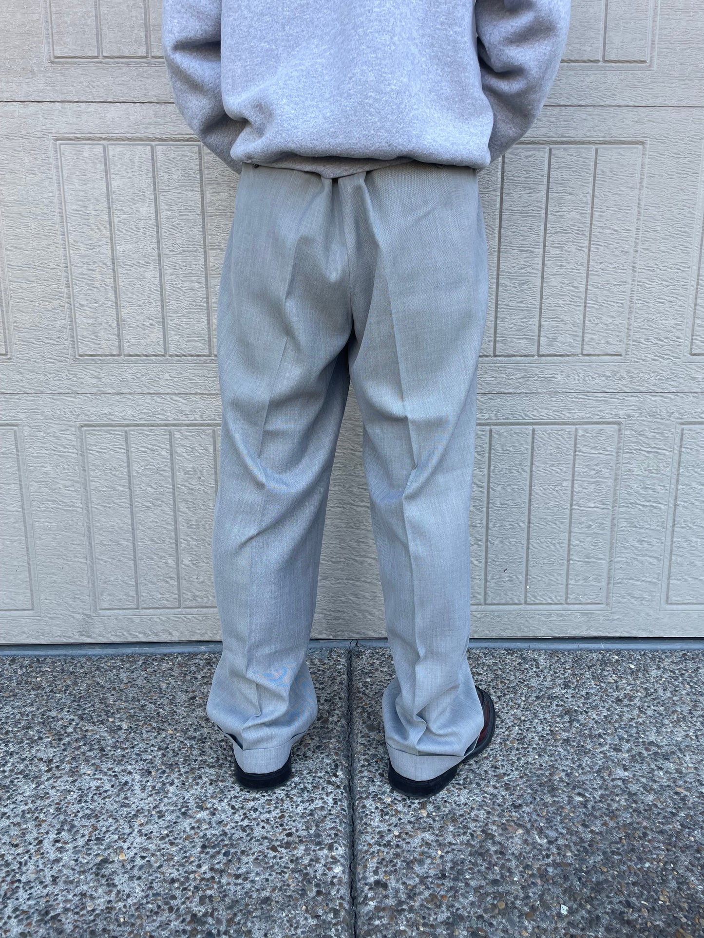 00s Perry Ellis Portfolio Two-Tuck Pleated Light Gray Slacks 34x31 KiiChain Clothing