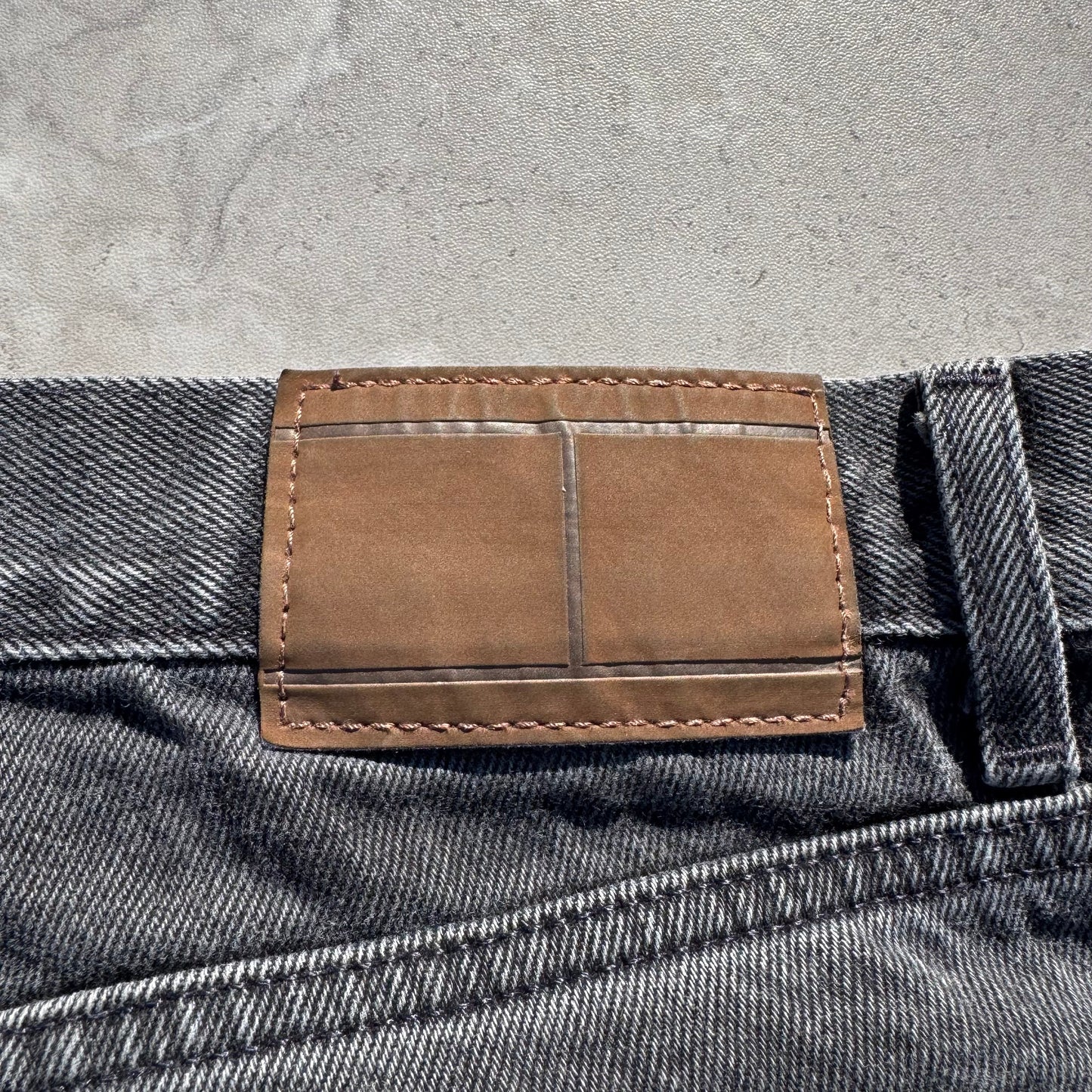 00s Tommy Hilfiger Black Straight Denim 36x30 KiiChain Clothing
