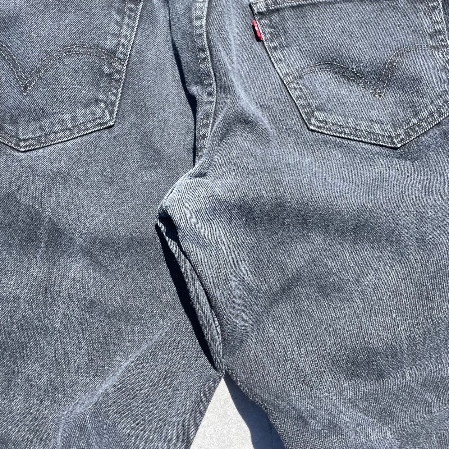 00s Levi’s 550 Black Denim 38x32 KiiChain Clothing