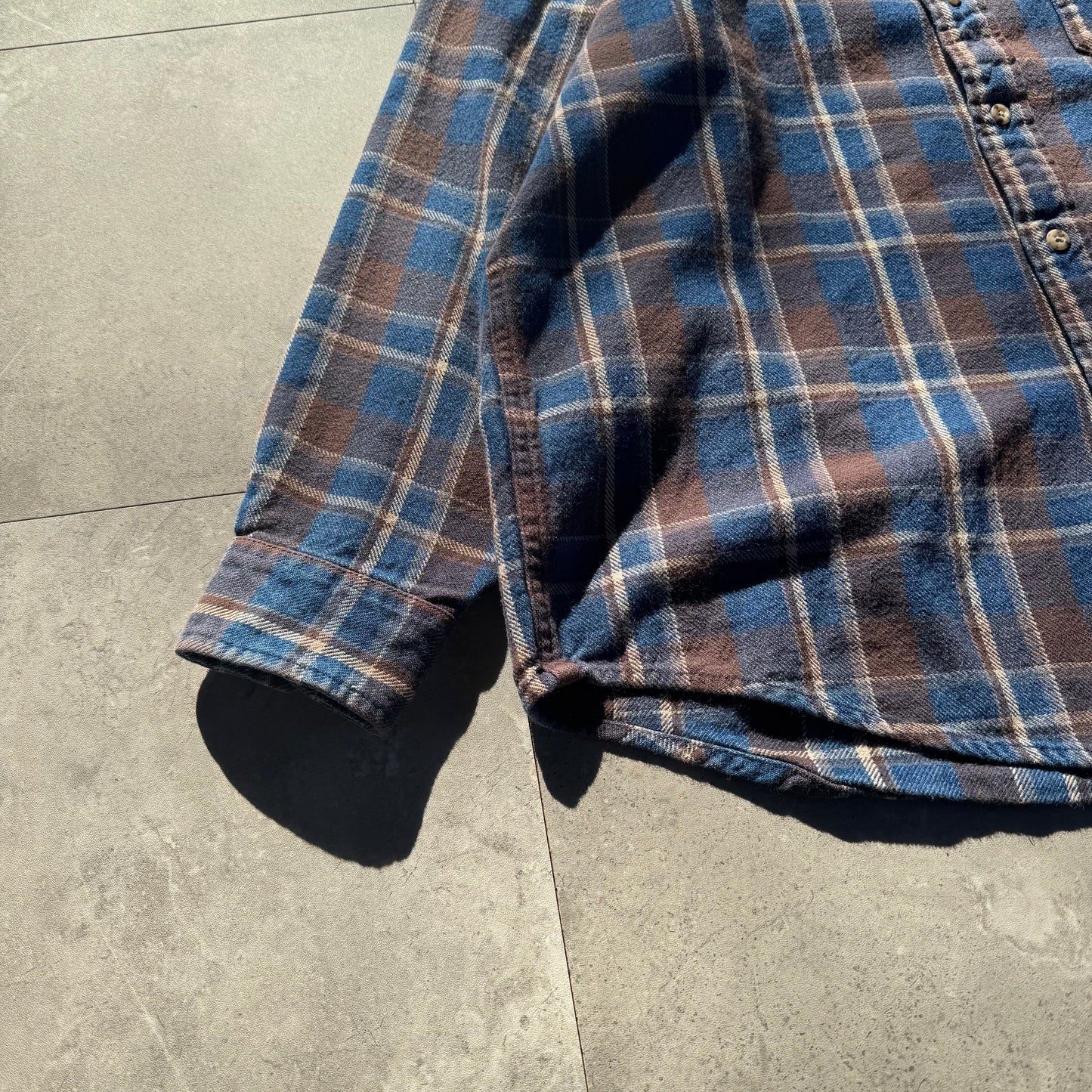 90s-00s Eddie Bauer Blue/Brown Faded Checkered Flannel Shirt KiiChain Clothing