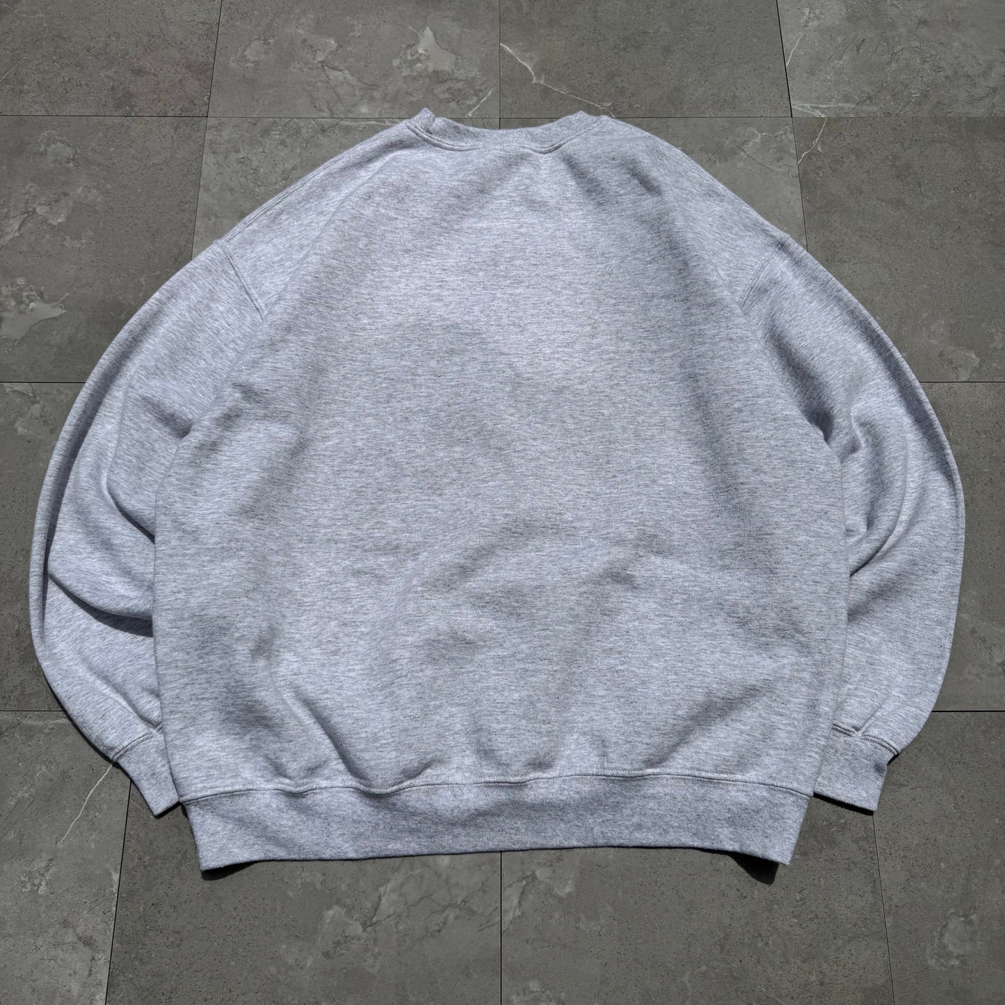00s Gildan Gray Crewneck Sweatshirt KiiChain Clothing