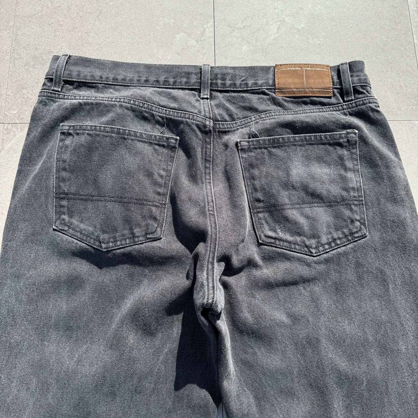 00s Tommy Hilfiger Black Straight Denim 36x30 KiiChain Clothing