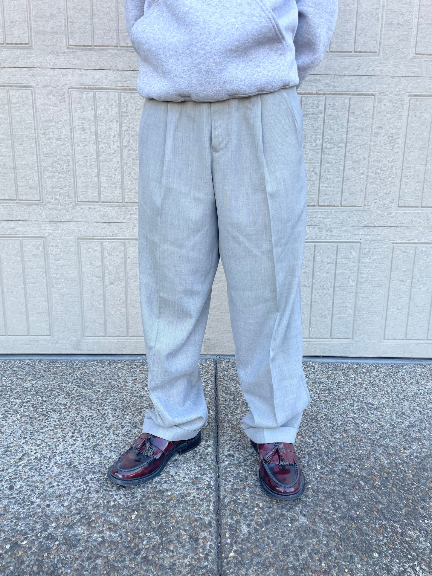 00s Perry Ellis Portfolio Two-Tuck Pleated Light Gray Slacks 34x31 KiiChain Clothing