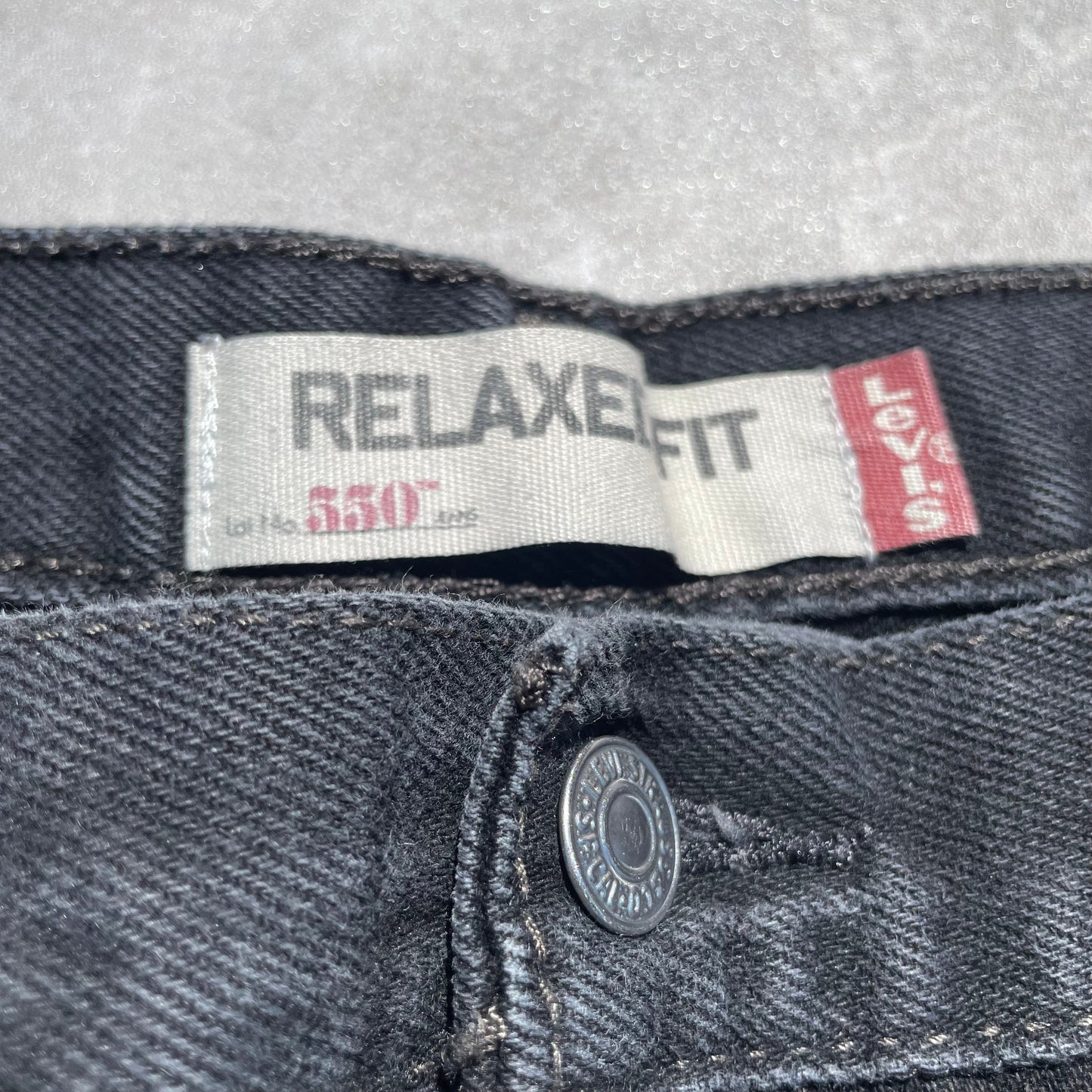 00s Levi’s 550 Black Denim 38x32 KiiChain Clothing