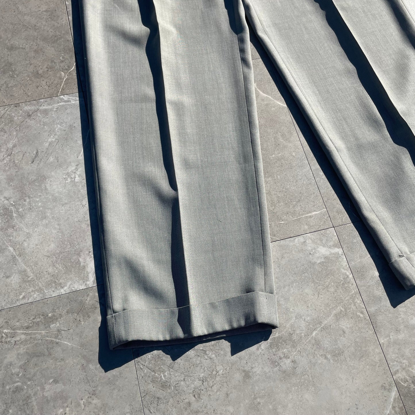00s Perry Ellis Portfolio Two-Tuck Pleated Light Gray Slacks 34x31 KiiChain Clothing