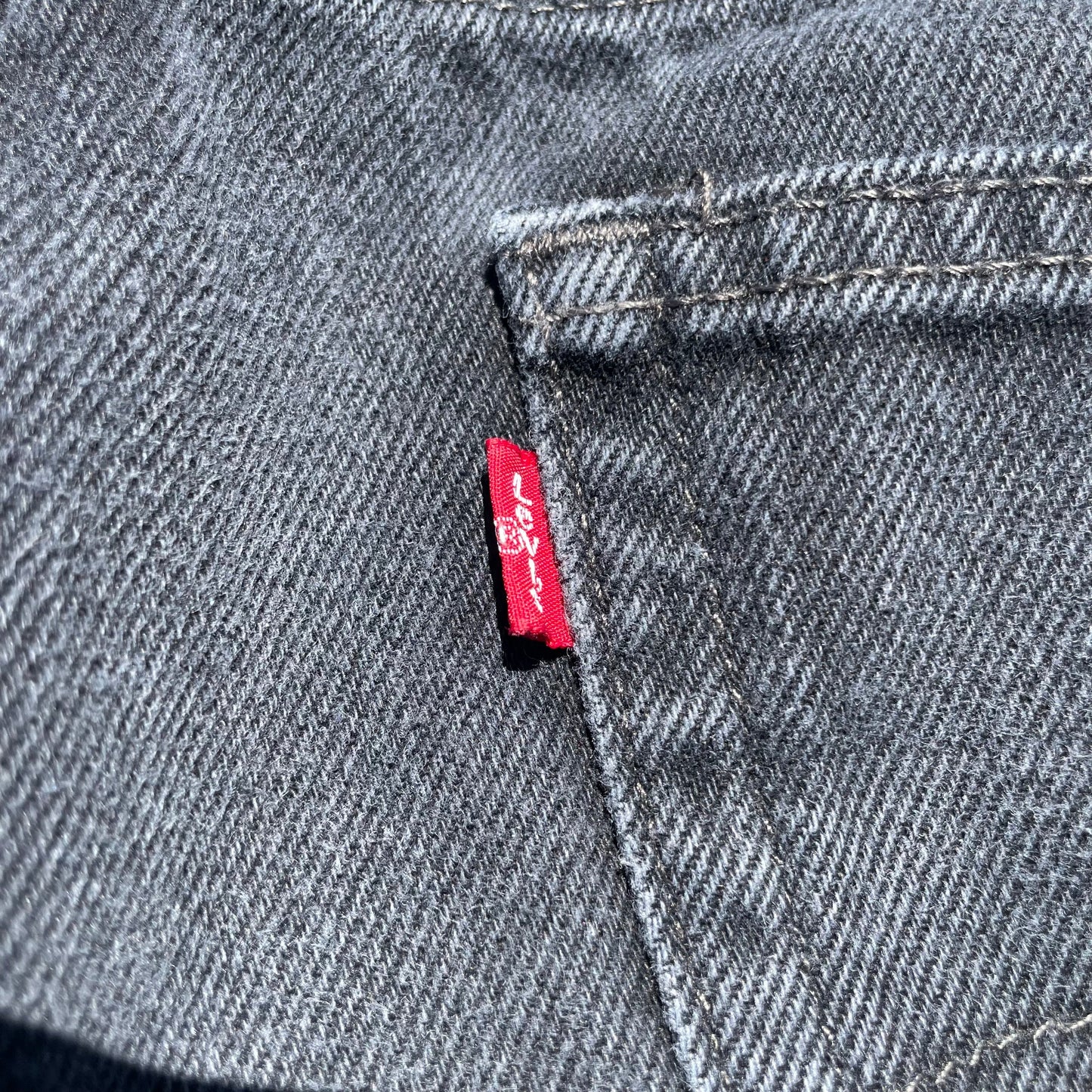 00s Levi’s 550 Black Denim 38x32 KiiChain Clothing
