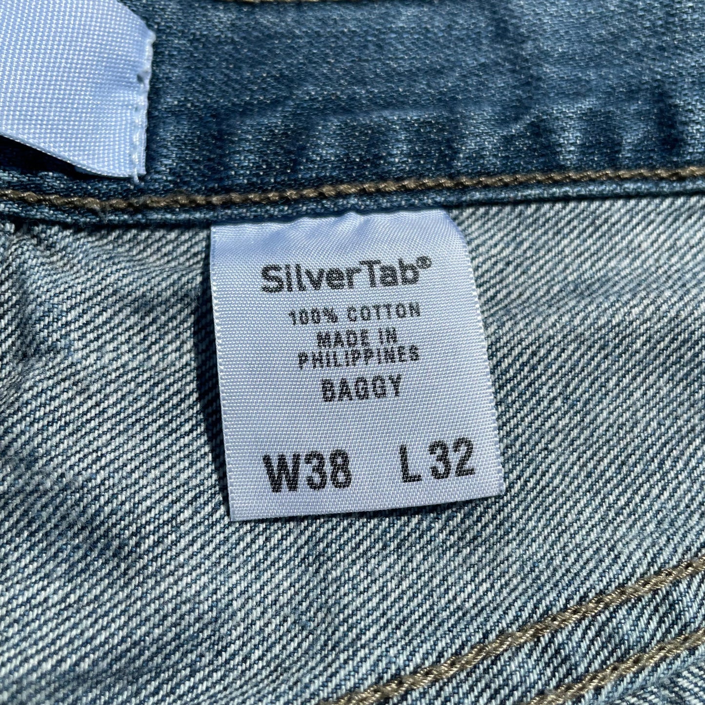 00s Levi’s Silver Tab Baggy Fit Denim 38x32 KiiChain Clothing