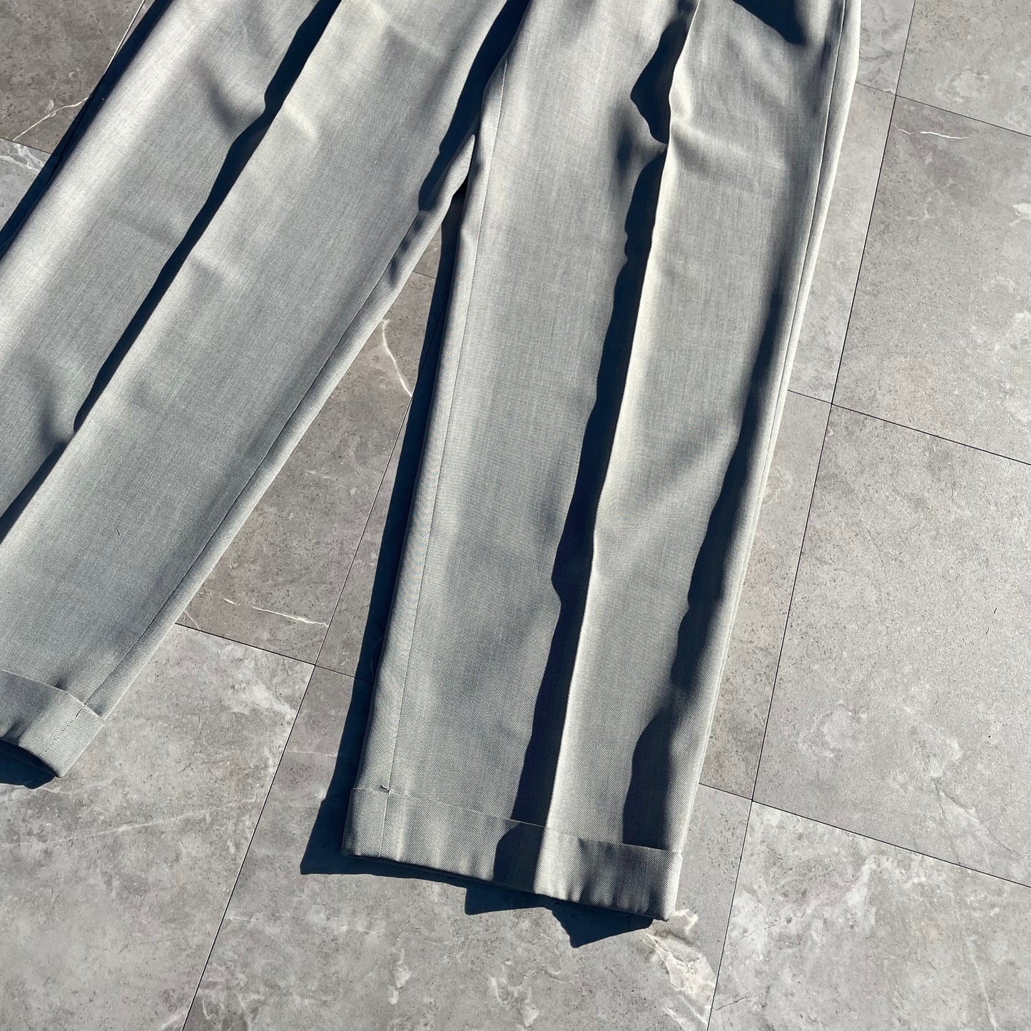00s Perry Ellis Portfolio Two-Tuck Pleated Light Gray Slacks 34x31 KiiChain Clothing