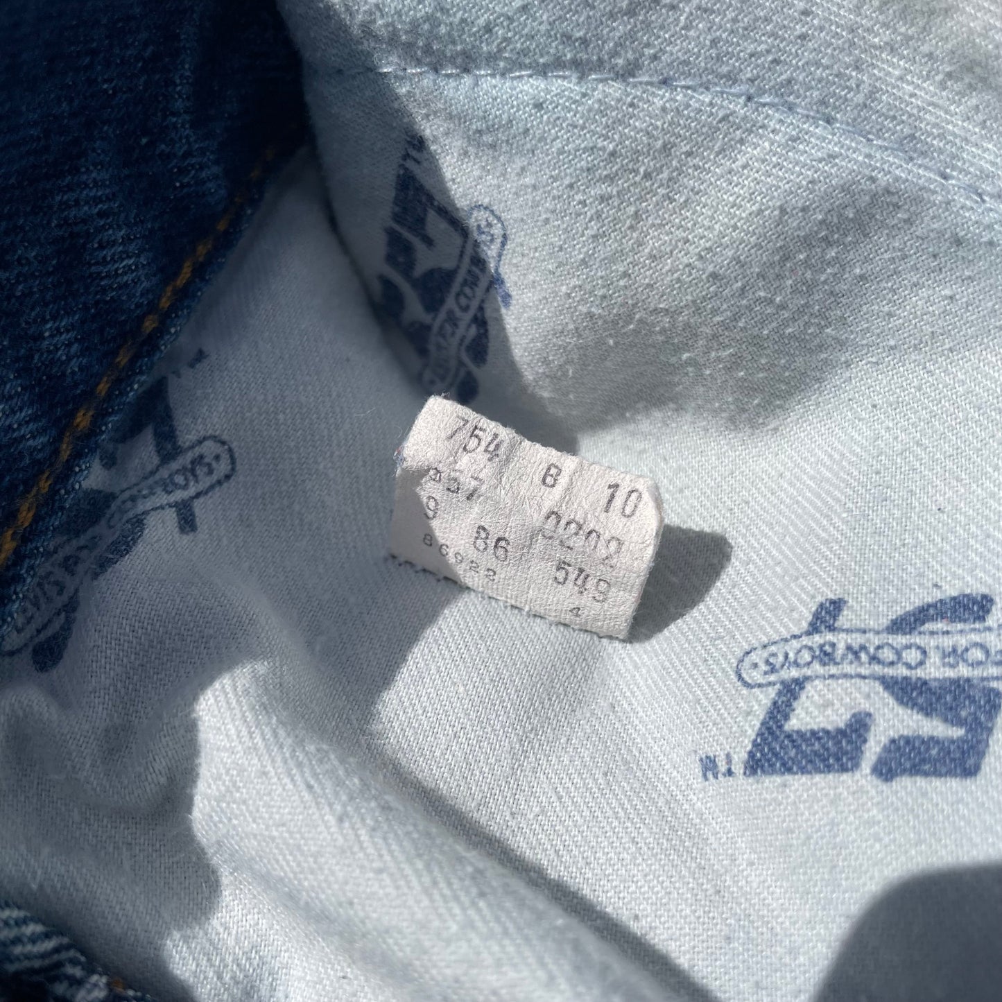 80s Levi’s 557 Made in USA 42x32 KiiChain Clothing