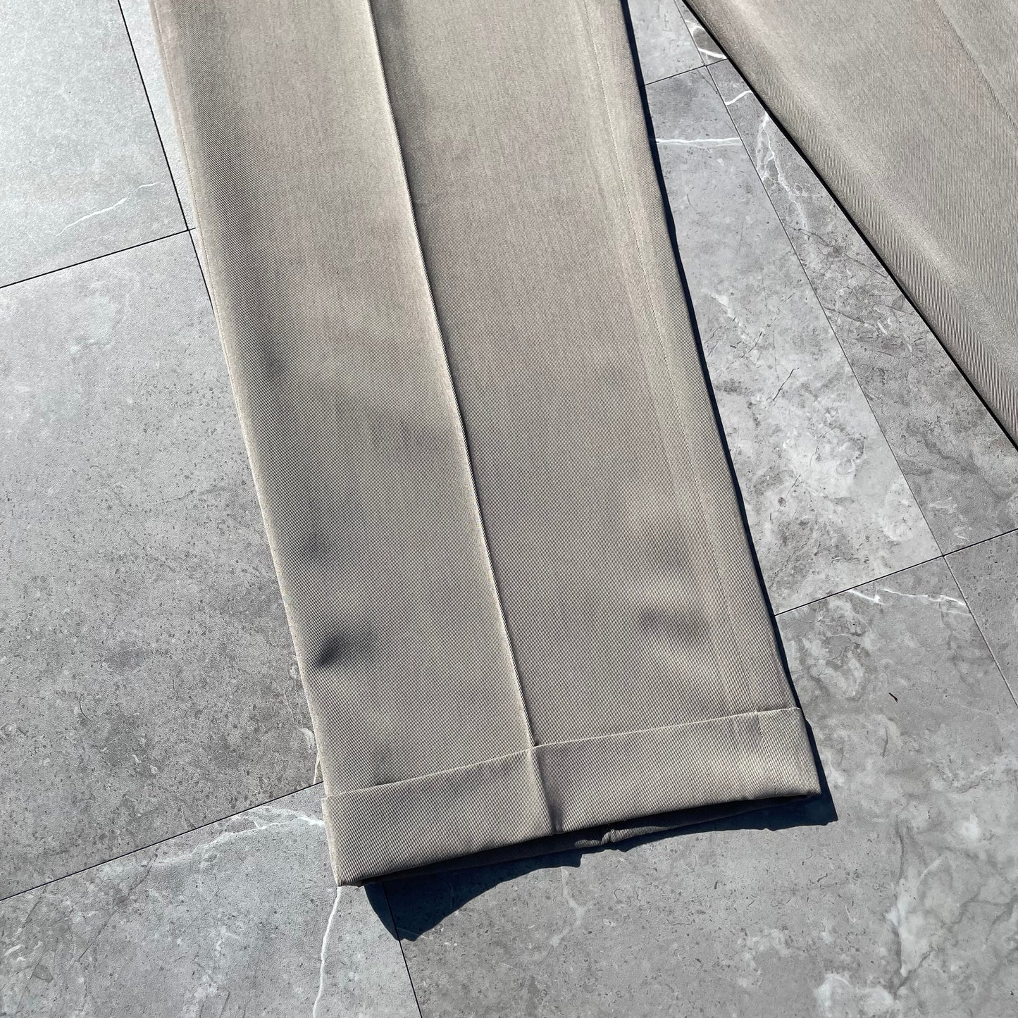 00s Perry Ellis Portfolio Gray/Beige Two-Tuck Pleated Slacks 33x30 KiiChain Clothing