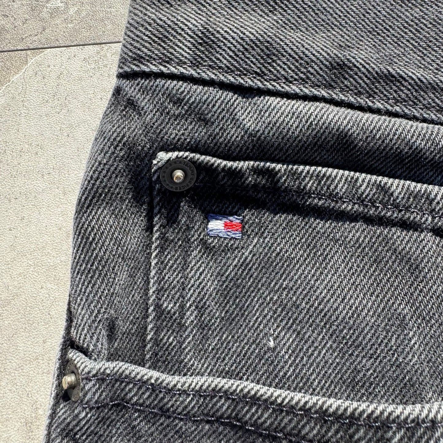 00s Tommy Hilfiger Black Straight Denim 36x30 KiiChain Clothing