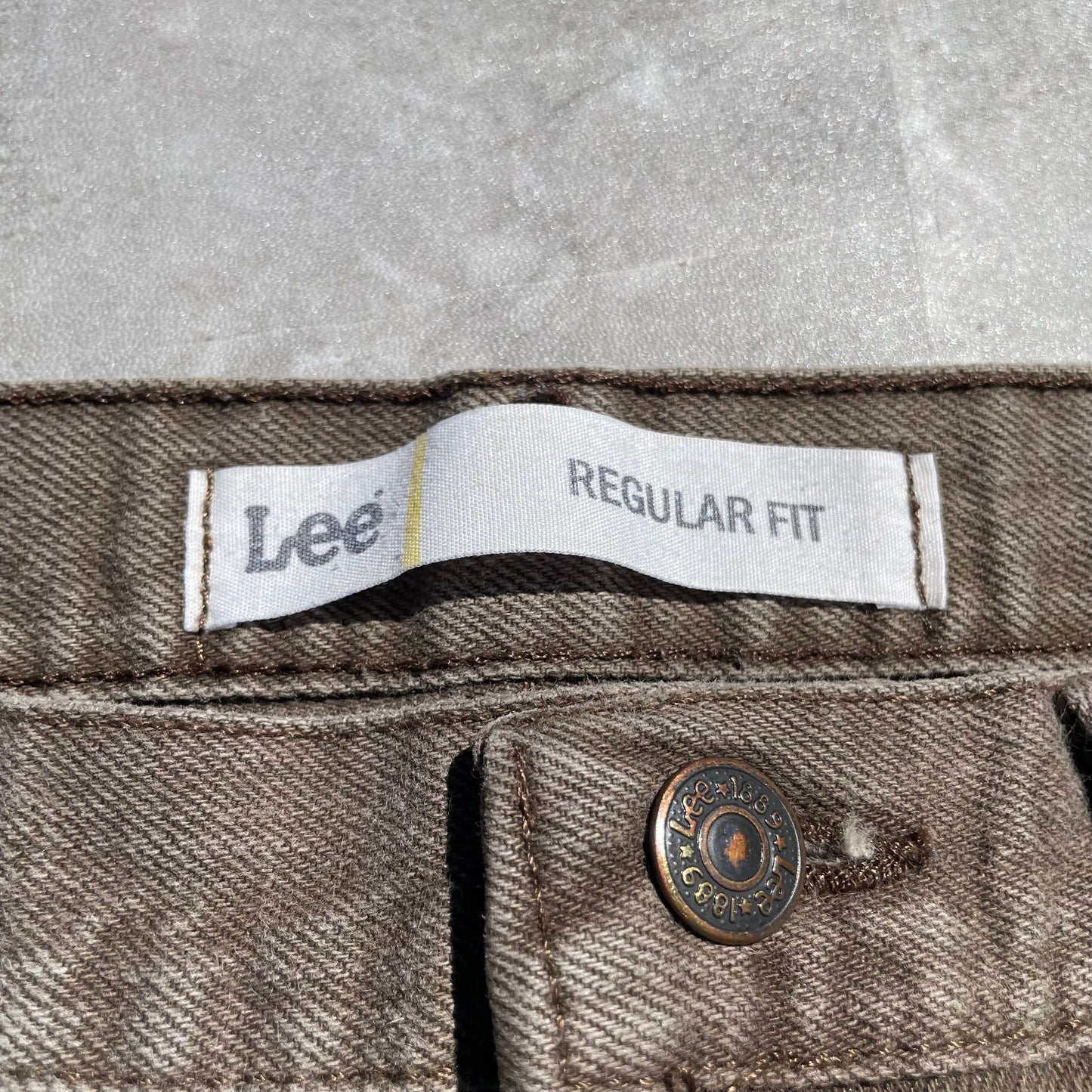 00s Lee Brown Wash Denim 38x32 KiiChain Clothing