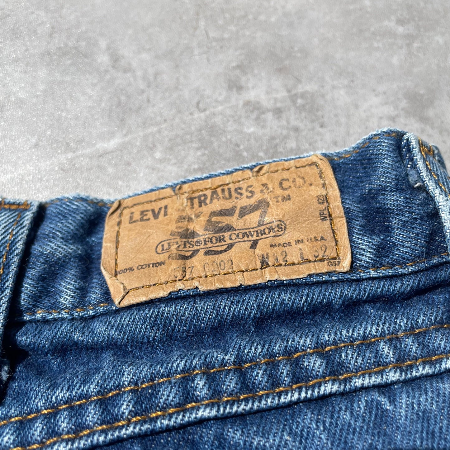 80s Levi’s 557 Made in USA 42x32 KiiChain Clothing