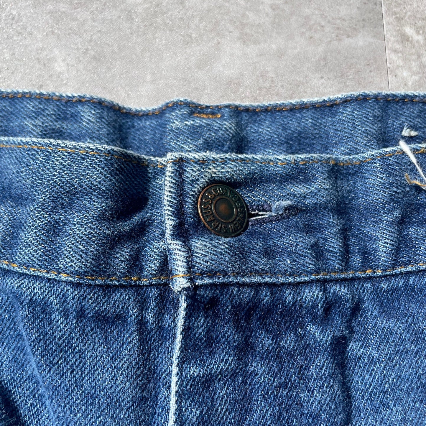 80s Levi’s 557 Made in USA 42x32 KiiChain Clothing