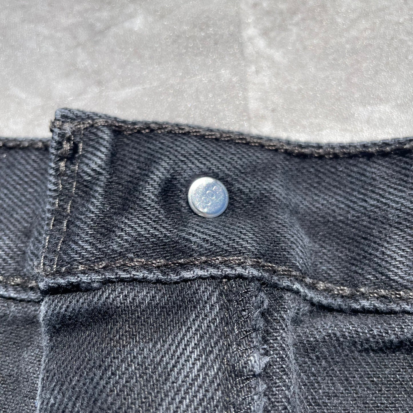 00s Levi’s 550 Black Denim 38x32 KiiChain Clothing