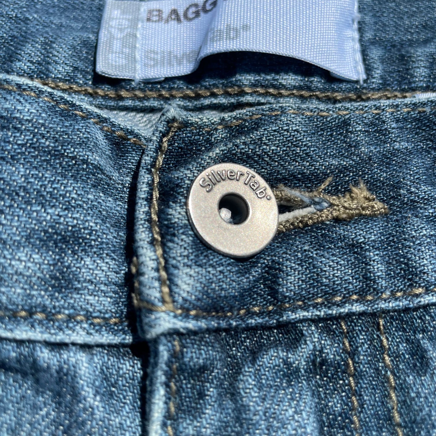 00s Levi’s Silver Tab Baggy Fit Denim 38x32 KiiChain Clothing
