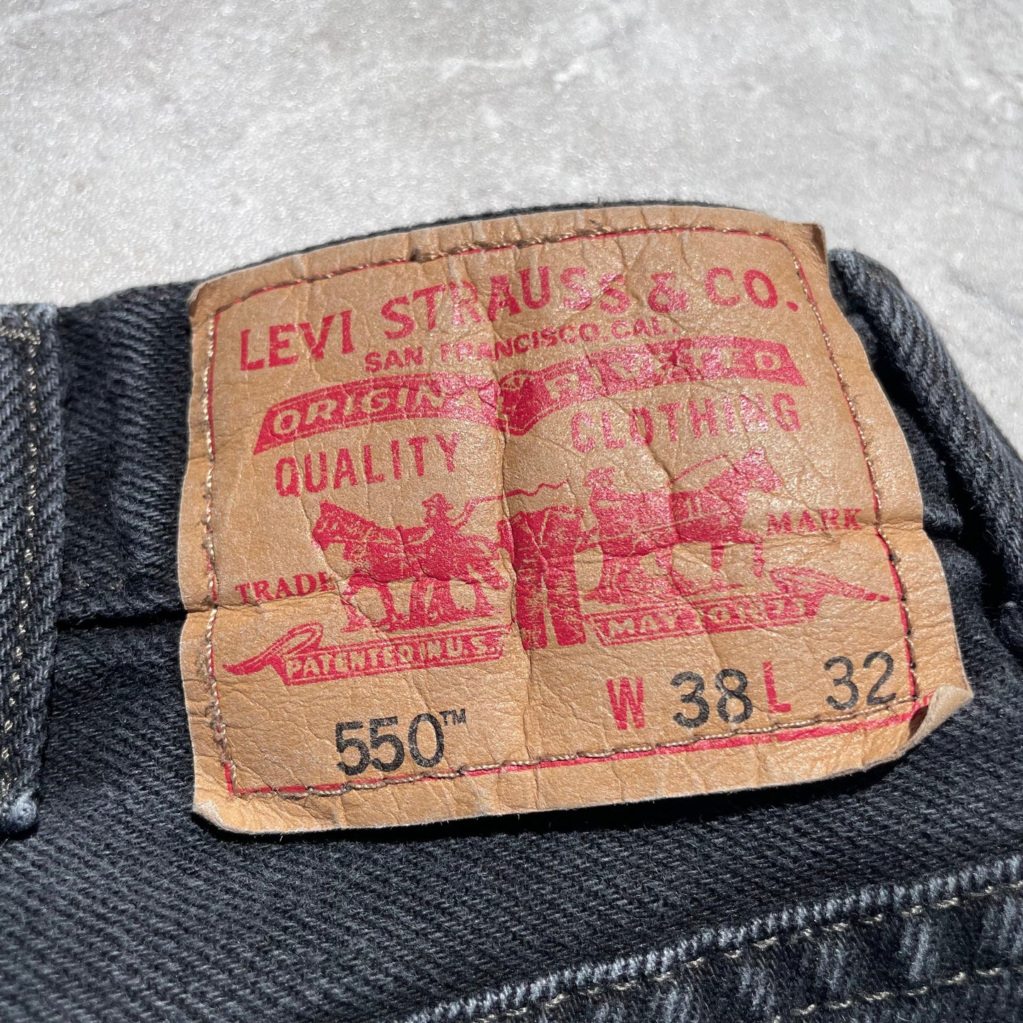 00s Levi’s 550 Black Denim 38x32 KiiChain Clothing