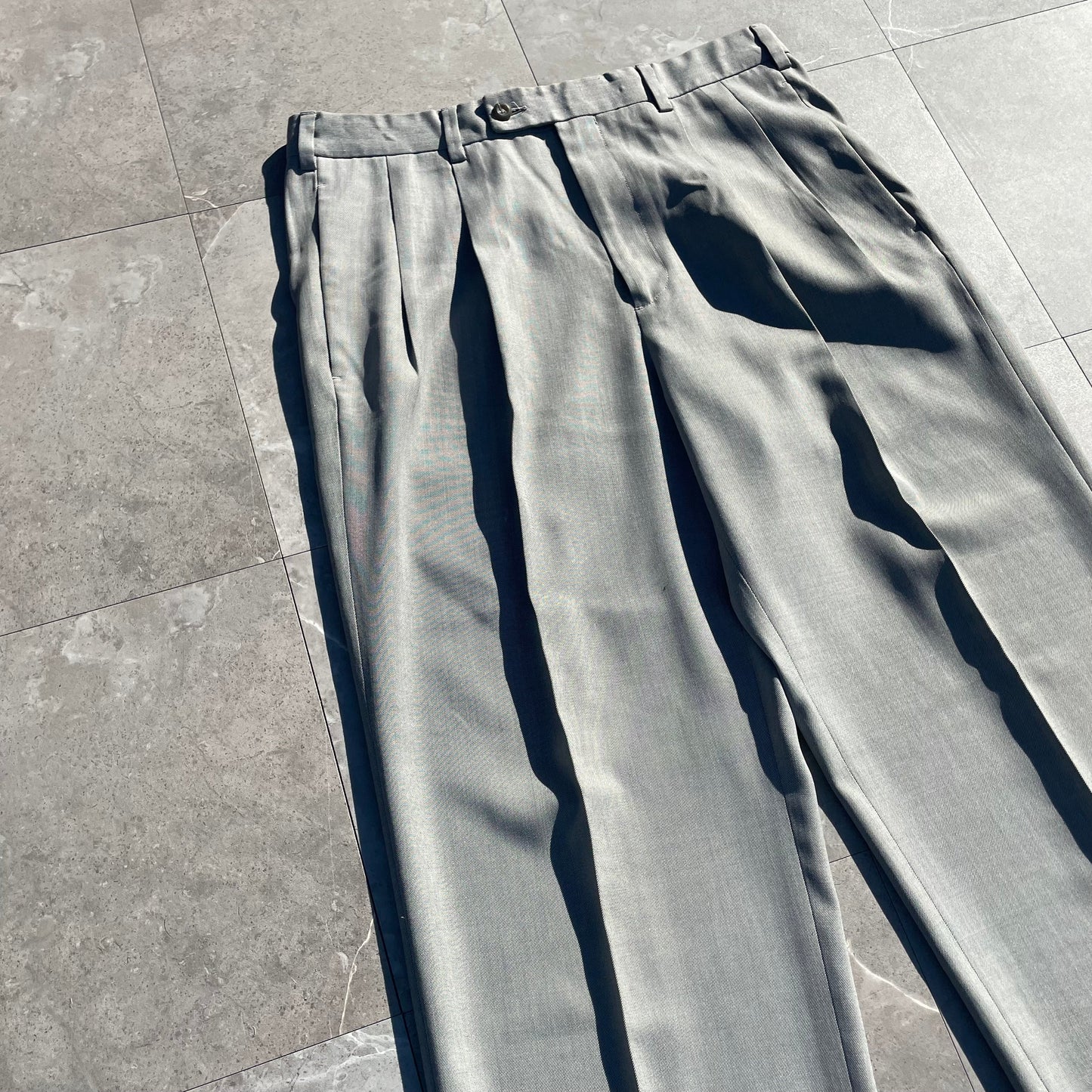 00s Perry Ellis Portfolio Two-Tuck Pleated Light Gray Slacks 34x31 KiiChain Clothing