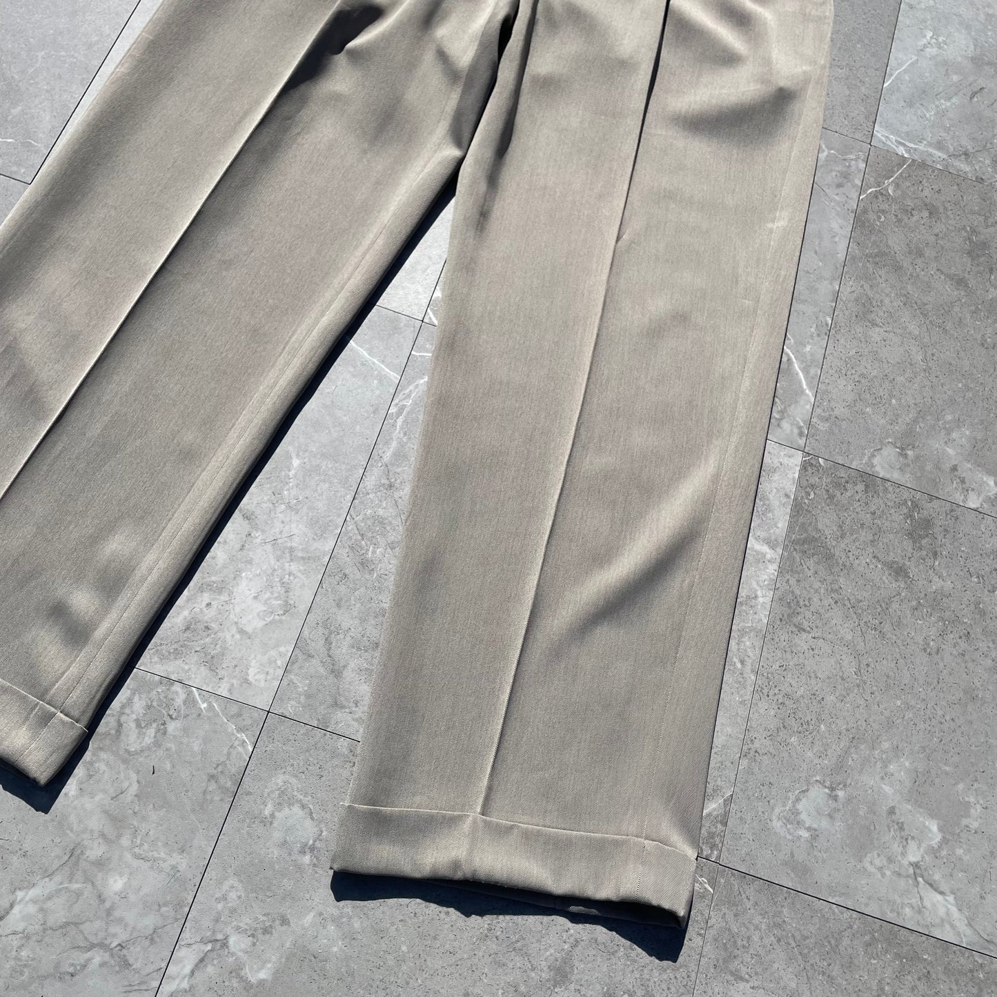 00s Perry Ellis Portfolio Gray/Beige Two-Tuck Pleated Slacks 33x30 KiiChain Clothing