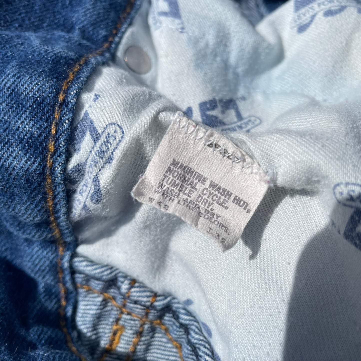 80s Levi’s 557 Made in USA 42x32 KiiChain Clothing