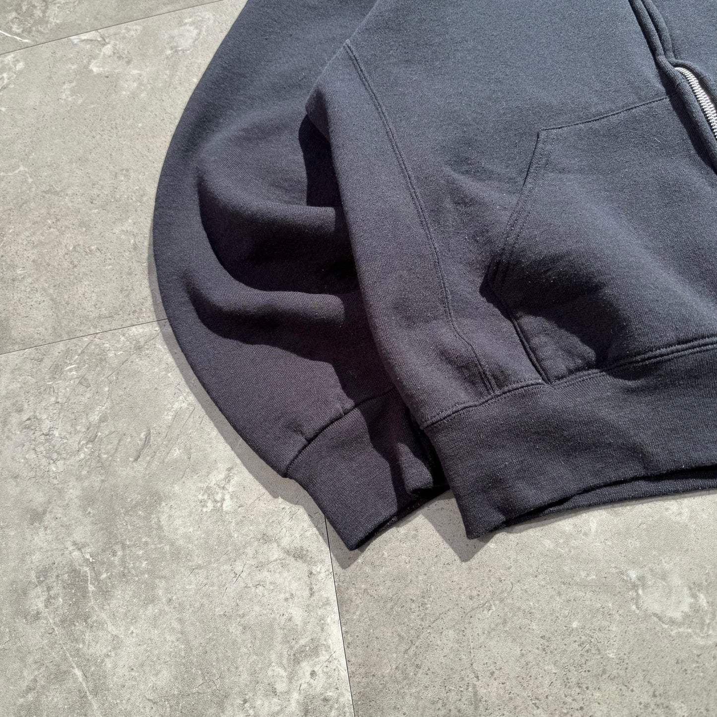 00s Russell Athletic Black Zip-Up Sweatshirt KiiChain Clothing