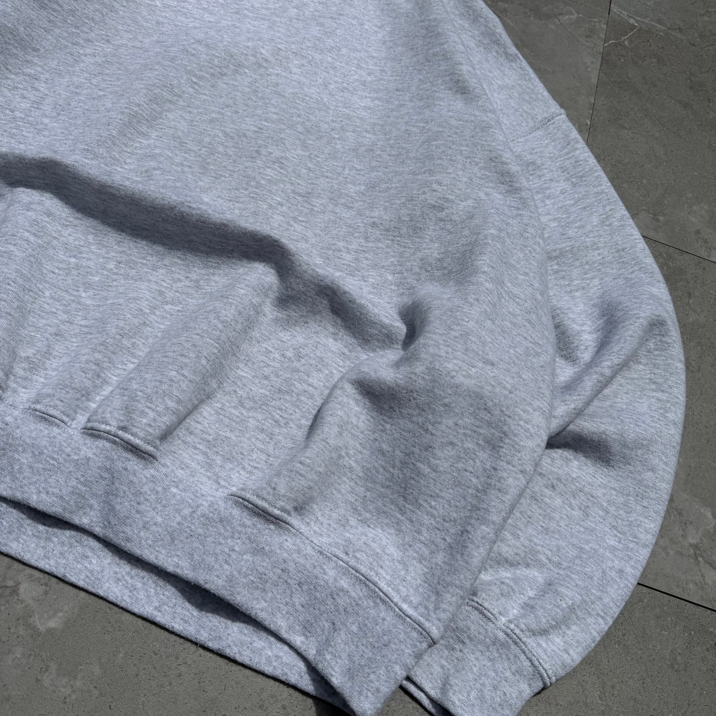 00s Gildan Gray Crewneck Sweatshirt KiiChain Clothing