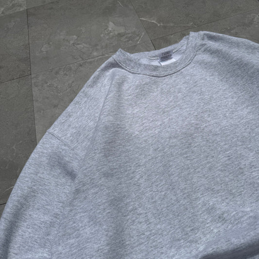 00s Gildan Gray Crewneck Sweatshirt KiiChain Clothing