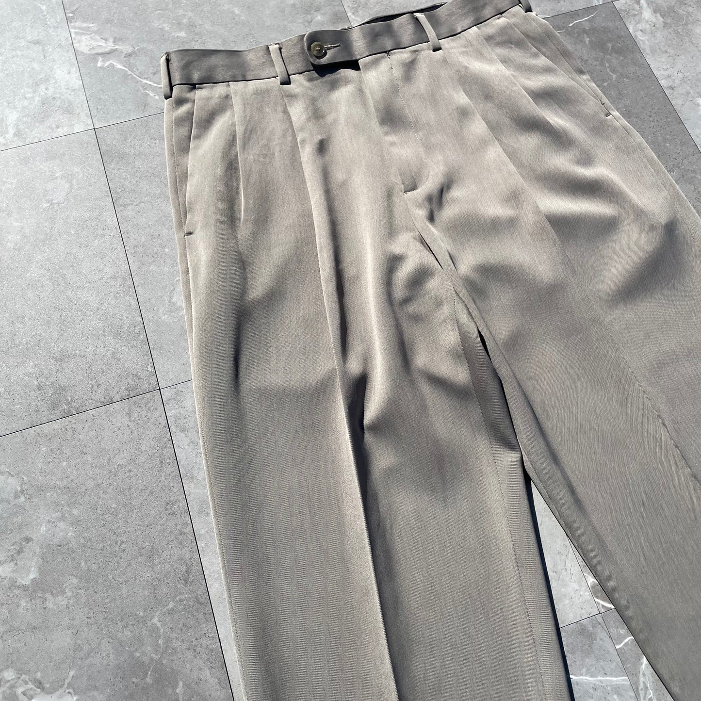 00s Perry Ellis Portfolio Gray/Beige Two-Tuck Pleated Slacks 33x30