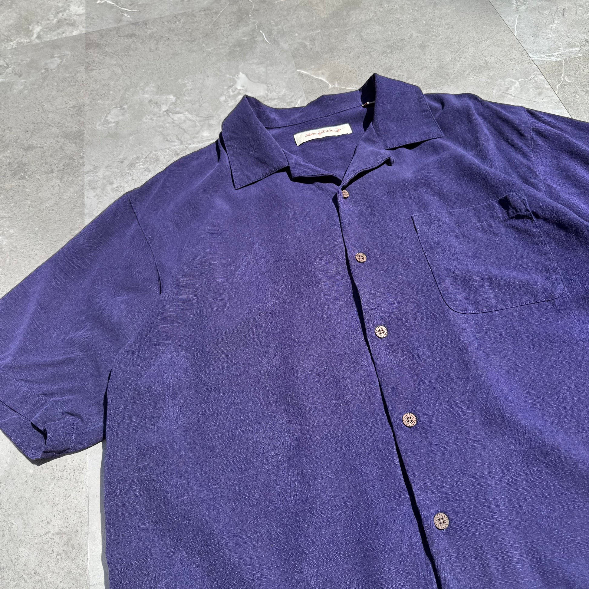 00s Tommy Bahama 100% Silk Purple Palm Tree Graphic Open Collar Shirt KiiChain Clothing