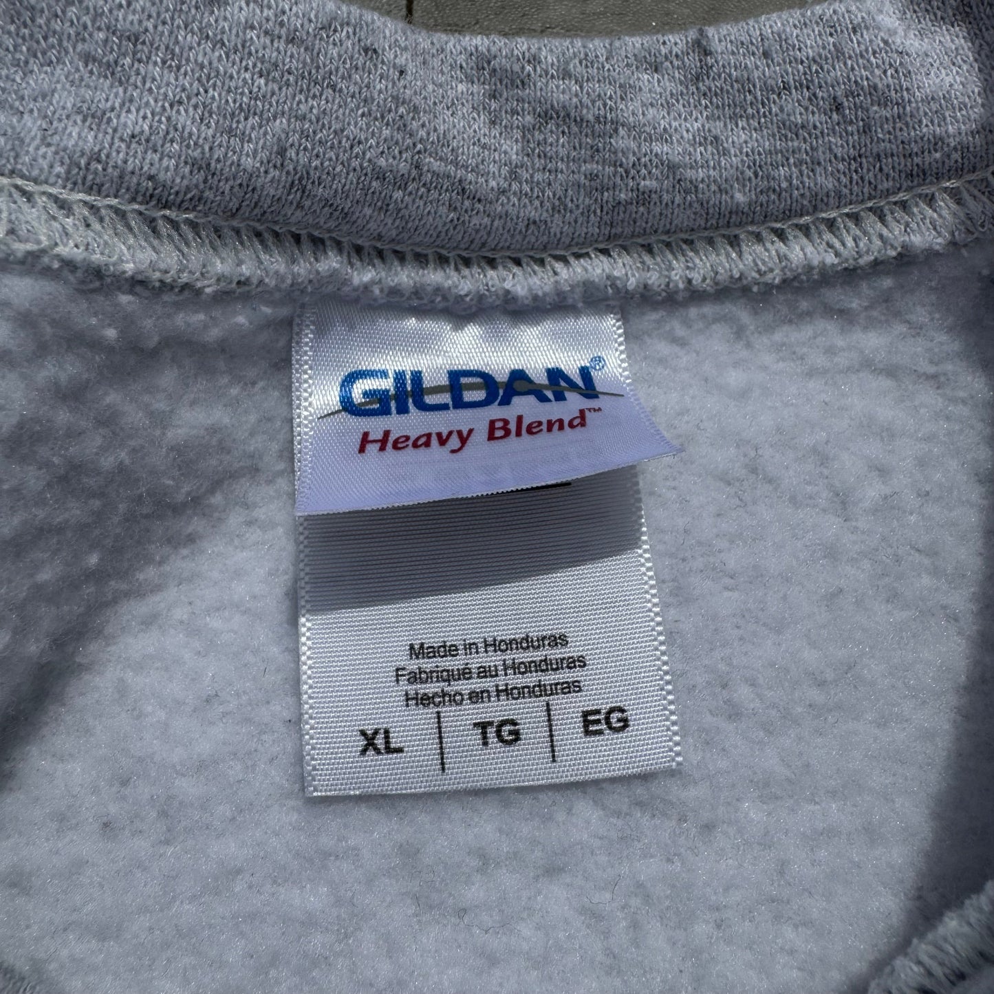 00s Gildan Gray Crewneck Sweatshirt KiiChain Clothing